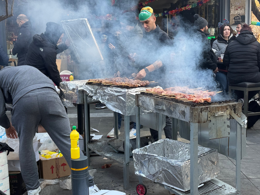 Τσικνοπέμπτη: Πήραν «φωτιά» οι ψησταριές στη Θεσσαλονίκη – Πλήθος κόσμου στη Βασιλέως Ηρακλείου, δείτε βίντεο