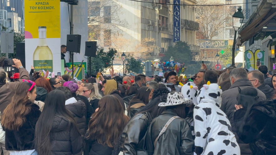 Τσικνοπέμπτη: Πήραν «φωτιά» οι ψησταριές στη Θεσσαλονίκη – Πλήθος κόσμου στη Βασιλέως Ηρακλείου, δείτε βίντεο