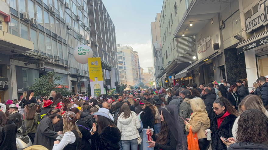 Τσικνοπέμπτη: Πήραν «φωτιά» οι ψησταριές στη Θεσσαλονίκη – Πλήθος κόσμου στη Βασιλέως Ηρακλείου, δείτε βίντεο