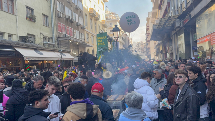 Τσικνοπέμπτη: Πήραν «φωτιά» οι ψησταριές στη Θεσσαλονίκη – Πλήθος κόσμου στη Βασιλέως Ηρακλείου, δείτε βίντεο