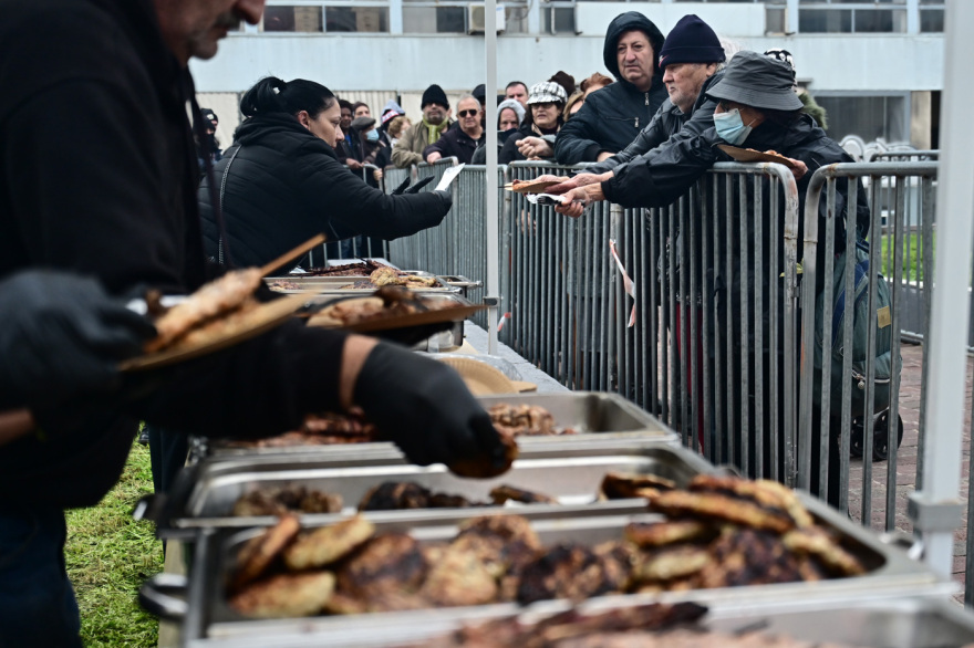 Ψησταριές, μουσική και χοροί στην Αθήνα για την Τσικνοπέμπτη - Δείτε φωτογραφίες
