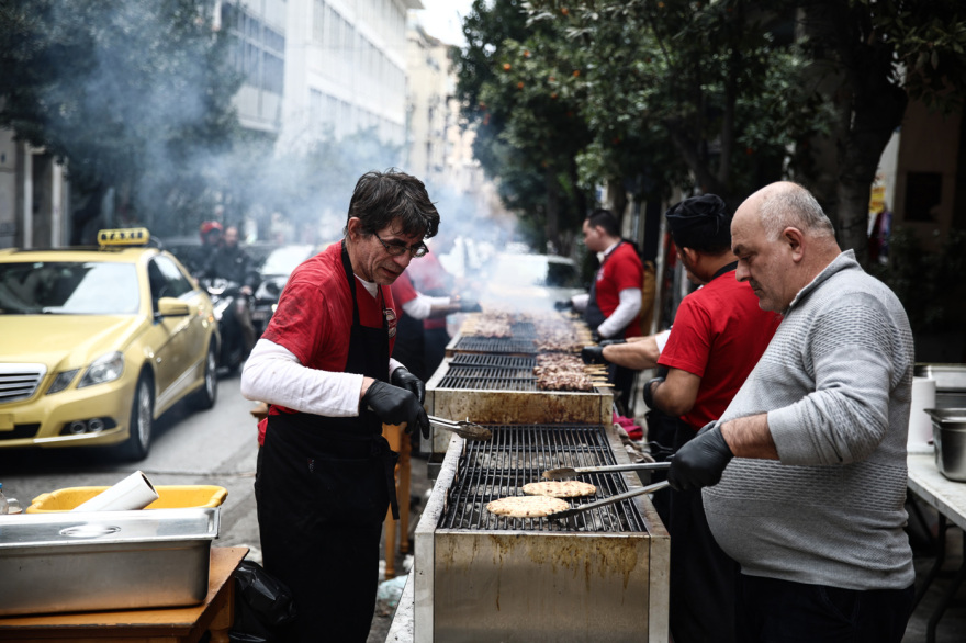 Ψησταριές, μουσική και χοροί στην Αθήνα για την Τσικνοπέμπτη - Δείτε φωτογραφίες