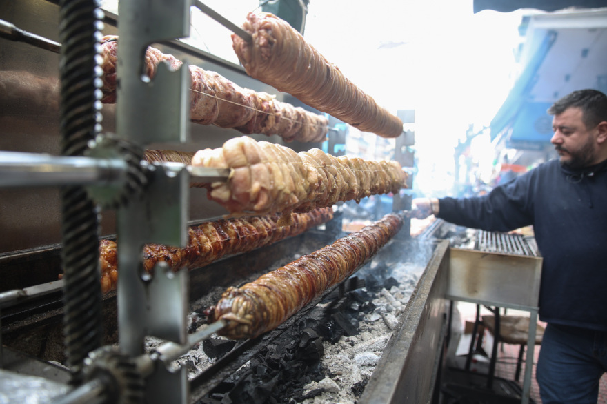 Ψησταριές, μουσική και χοροί στην Αθήνα για την Τσικνοπέμπτη - Δείτε φωτογραφίες