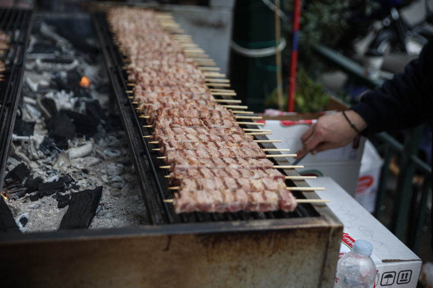 Ψησταριές, μουσική και χοροί στην Αθήνα για την Τσικνοπέμπτη - Δείτε φωτογραφίες