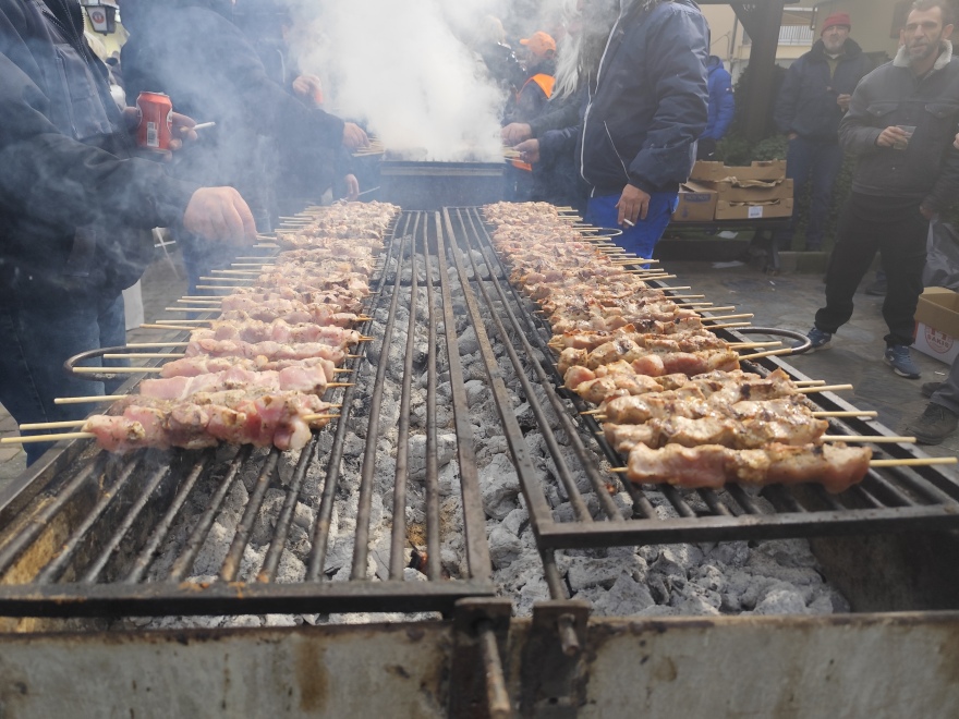 Τρίκαλα: Μια μεγάλη ψησταριά η Καλαμπάκα με 10.000 σουβλάκια