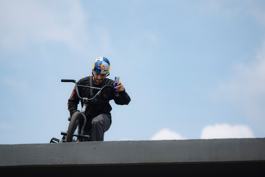 O Γιώργος Νταβουτιάν μας φέρνει πιο κοντά στον κόσμο του BMX 