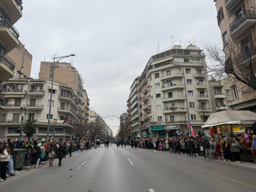  Χιλιάδες κόσμου στην καρναβαλική παρέλαση της Θεσσαλονίκης - Δείτε βίντεο και φωτογραφίες