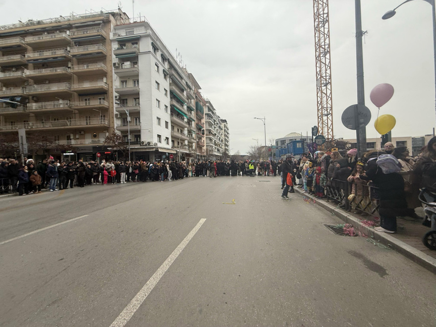  Χιλιάδες κόσμου στην καρναβαλική παρέλαση της Θεσσαλονίκης - Δείτε βίντεο και φωτογραφίες
