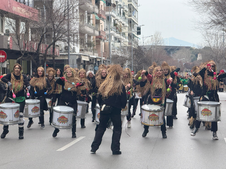  Χιλιάδες κόσμου στην καρναβαλική παρέλαση της Θεσσαλονίκης - Δείτε βίντεο και φωτογραφίες