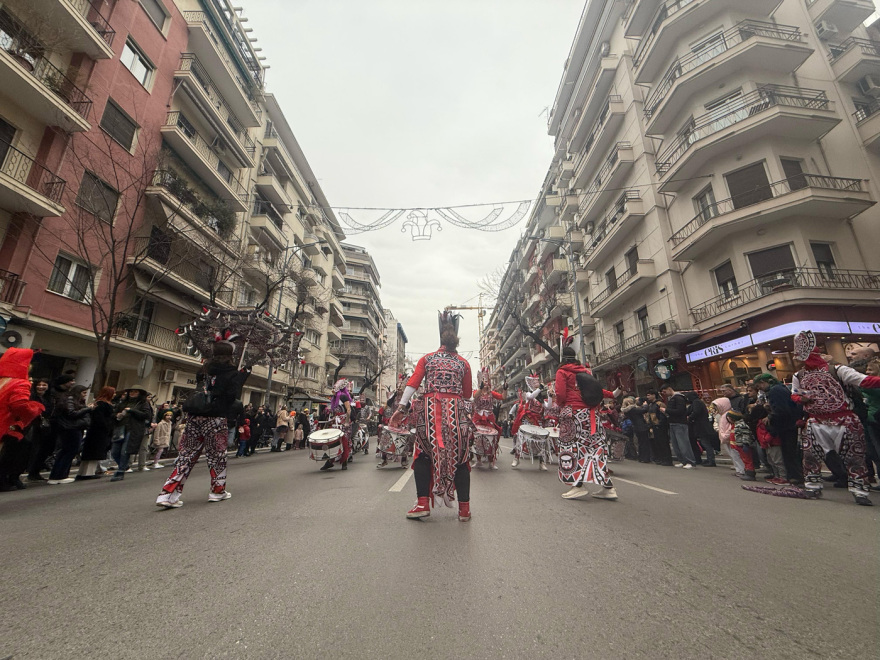  Χιλιάδες κόσμου στην καρναβαλική παρέλαση της Θεσσαλονίκης - Δείτε βίντεο και φωτογραφίες
