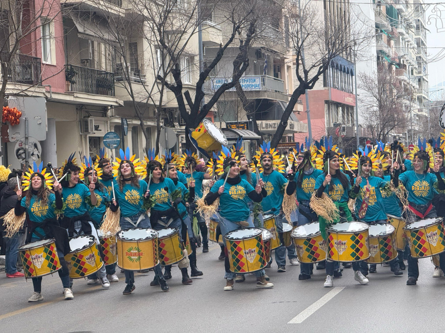  Χιλιάδες κόσμου στην καρναβαλική παρέλαση της Θεσσαλονίκης - Δείτε βίντεο και φωτογραφίες