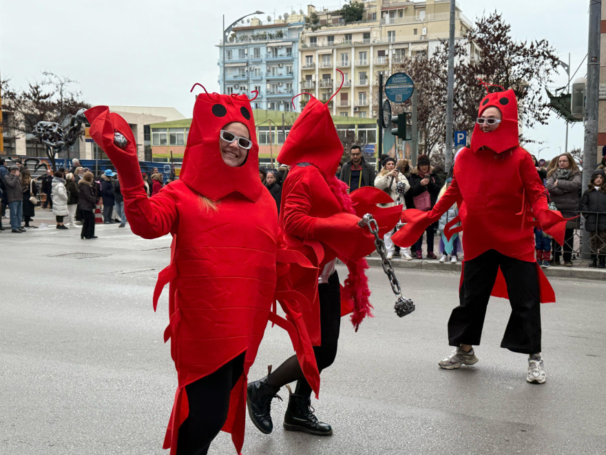  Χιλιάδες κόσμου στην καρναβαλική παρέλαση της Θεσσαλονίκης - Δείτε βίντεο και φωτογραφίες