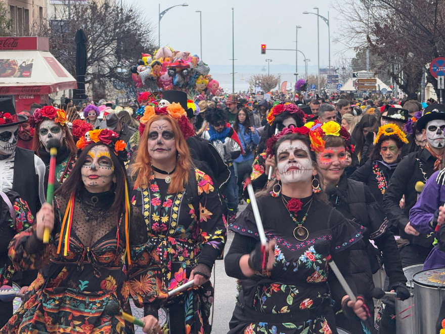  Χιλιάδες κόσμου στην καρναβαλική παρέλαση της Θεσσαλονίκης - Δείτε βίντεο και φωτογραφίες