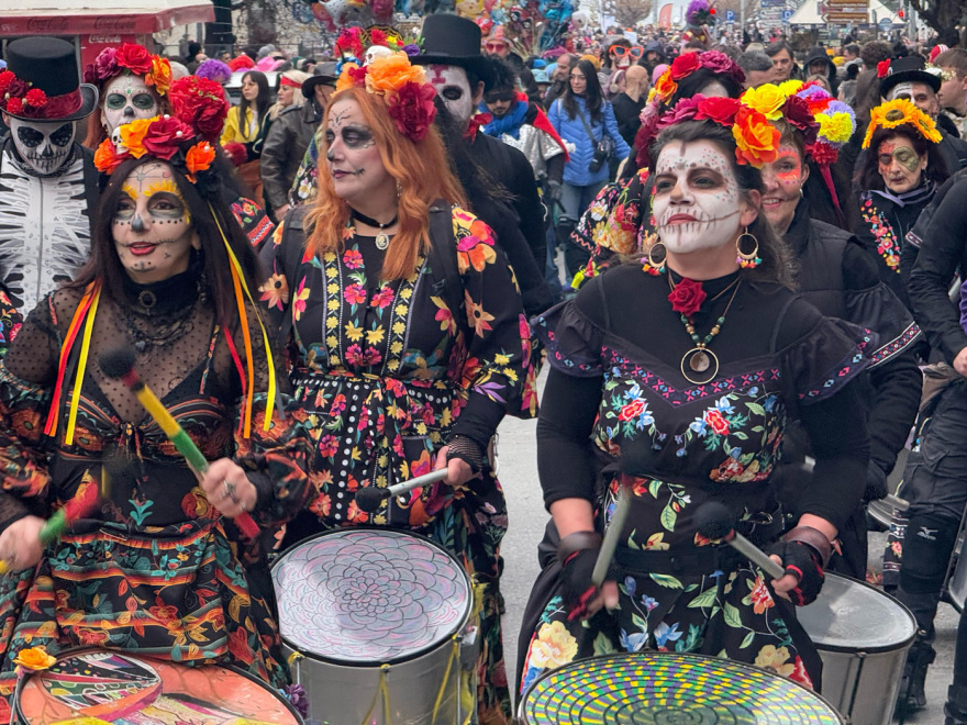  Χιλιάδες κόσμου στην καρναβαλική παρέλαση της Θεσσαλονίκης - Δείτε βίντεο και φωτογραφίες