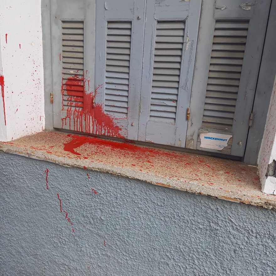 Σέβη Βολουδάκη: Οι «γενναίοι» κουκουλοφόροι στα Χανιά, πέταξαν μπογιές και «κατάφεραν» να προκαλέσουν υλικές ζημιές στο γραφείο μου