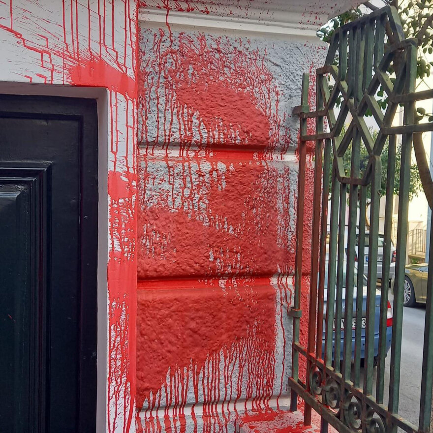 Σέβη Βολουδάκη: Οι «γενναίοι» κουκουλοφόροι στα Χανιά, πέταξαν μπογιές και «κατάφεραν» να προκαλέσουν υλικές ζημιές στο γραφείο μου