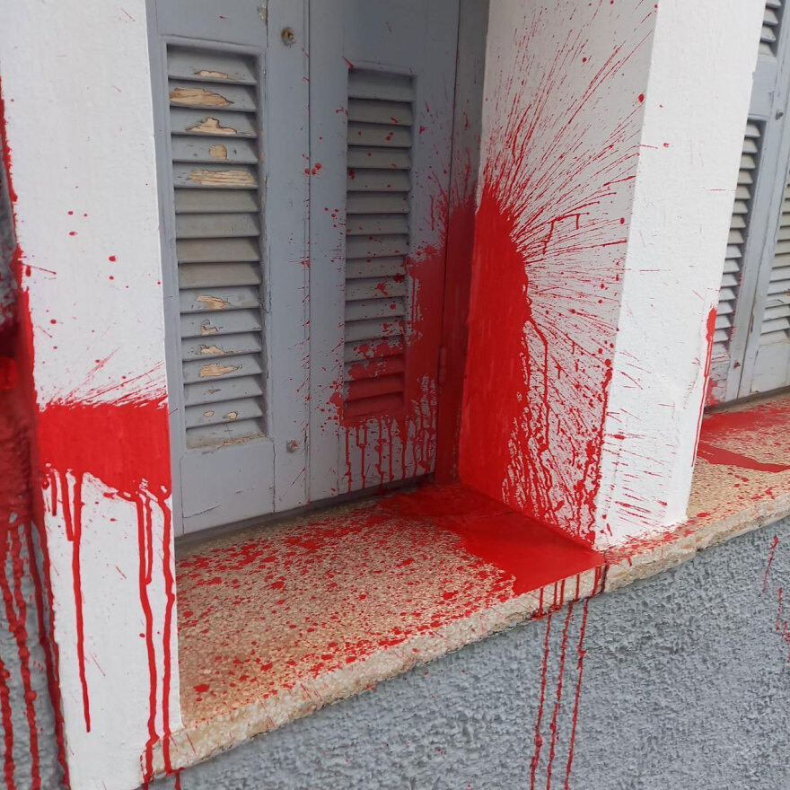 Σέβη Βολουδάκη: Οι «γενναίοι» κουκουλοφόροι στα Χανιά, πέταξαν μπογιές και «κατάφεραν» να προκαλέσουν υλικές ζημιές στο γραφείο μου