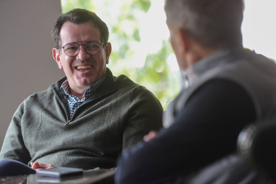 Ο Θάνος Παπαδημητρίου στον Δανίκα: Από το Πειραματικό Γυμνάσιο της Αθήνας στο ΜΙΤ και τις μπίζνες Τεχνητής Νοημοσύνης