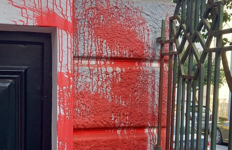 Σέβη Βολουδάκη: Οι «γενναίοι» κουκουλοφόροι στα Χανιά, πέταξαν μπογιές και «κατάφεραν» να προκαλέσουν υλικές ζημιές στο γραφείο μου