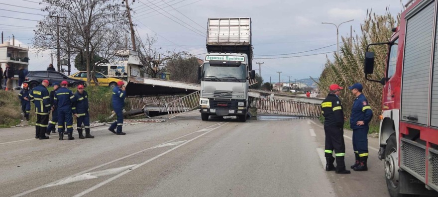 Φορτηγό γκρέμισε μεταλλική πεζογέφυρα στην εθνική οδό Αντιρρίου - Ιωαννίνων