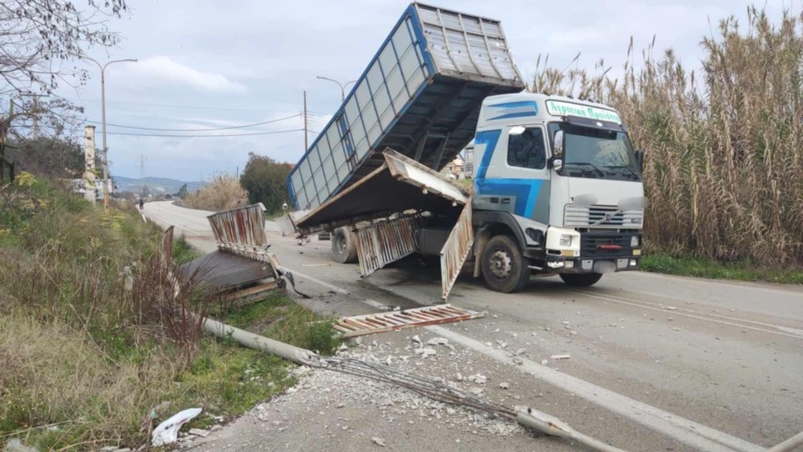 Φορτηγό γκρέμισε μεταλλική πεζογέφυρα στην εθνική οδό Αντιρρίου - Ιωαννίνων