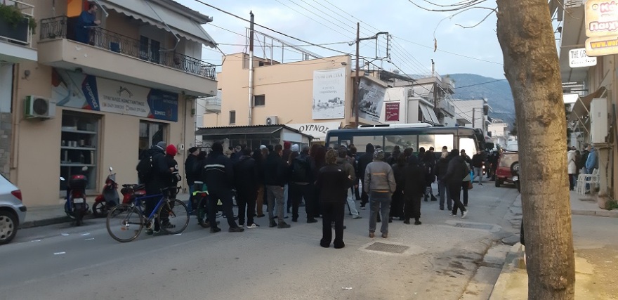 Συγκέντρωση διαμαρτυρίας έξω από το πολιτικό γραφείο του Χρήστου Τριαντόπουλου στο Βόλο