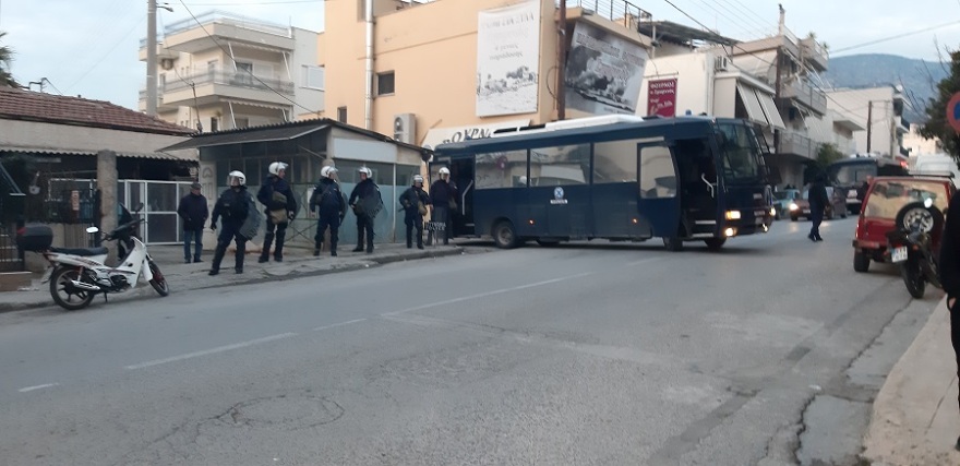 Συγκέντρωση διαμαρτυρίας έξω από το πολιτικό γραφείο του Χρήστου Τριαντόπουλου στο Βόλο