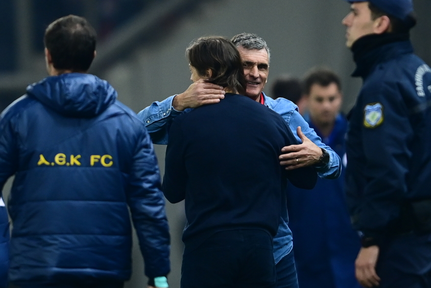 Ολυμπιακός-ΑΕΚ: Οι φίλαθλοι των «ερυθρολεύκων» φώναξαν το όνομα του Αλμέιδα μετά το 6ο γκολ 