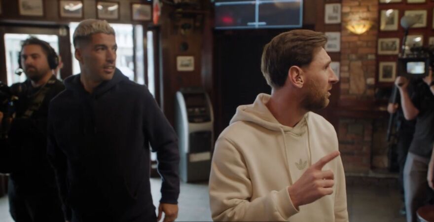 Μέσι, Σουάρες, Ανρί και Πουτέγιας «εισβάλλουν» σε μπαρ: Το βίντεο της νέας καμπάνιας χορηγού του Champions League