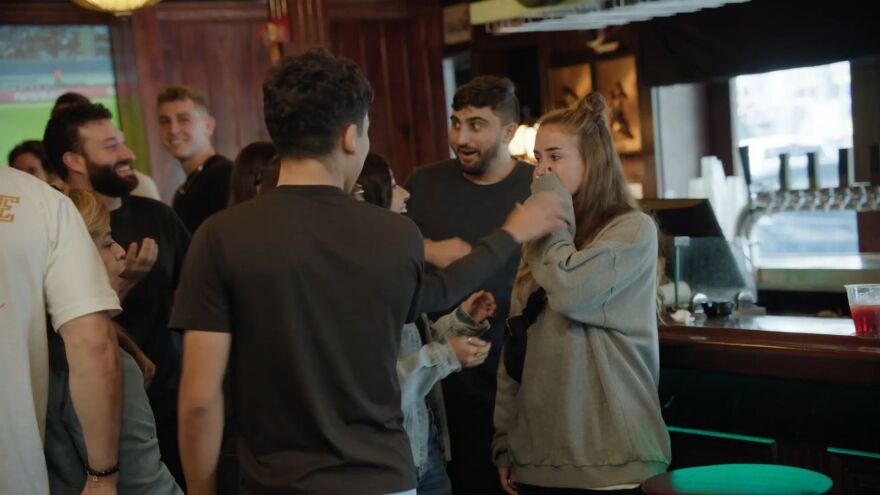 Μέσι, Σουάρες, Ανρί και Πουτέγιας «εισβάλλουν» σε μπαρ: Το βίντεο της νέας καμπάνιας χορηγού του Champions League