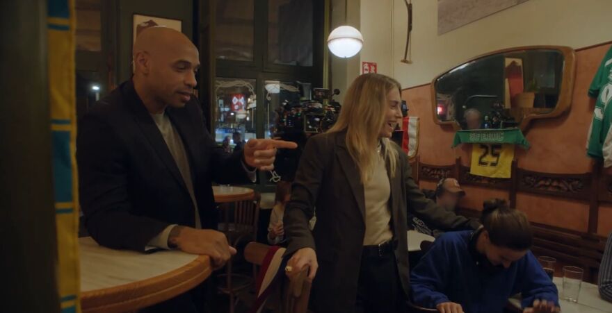 Μέσι, Σουάρες, Ανρί και Πουτέγιας «εισβάλλουν» σε μπαρ: Το βίντεο της νέας καμπάνιας χορηγού του Champions League