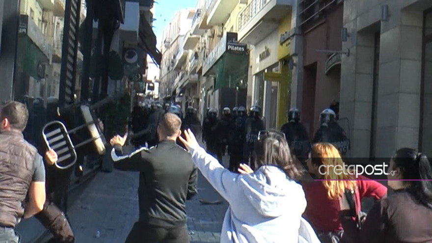 Επεισόδια μετά τη συγκέντρωση για τα Τέμπη στο Ηράκλειο – Πετροπόλεμος, χημικά και χρήση γκλοπ, δείτε φωτογραφίες