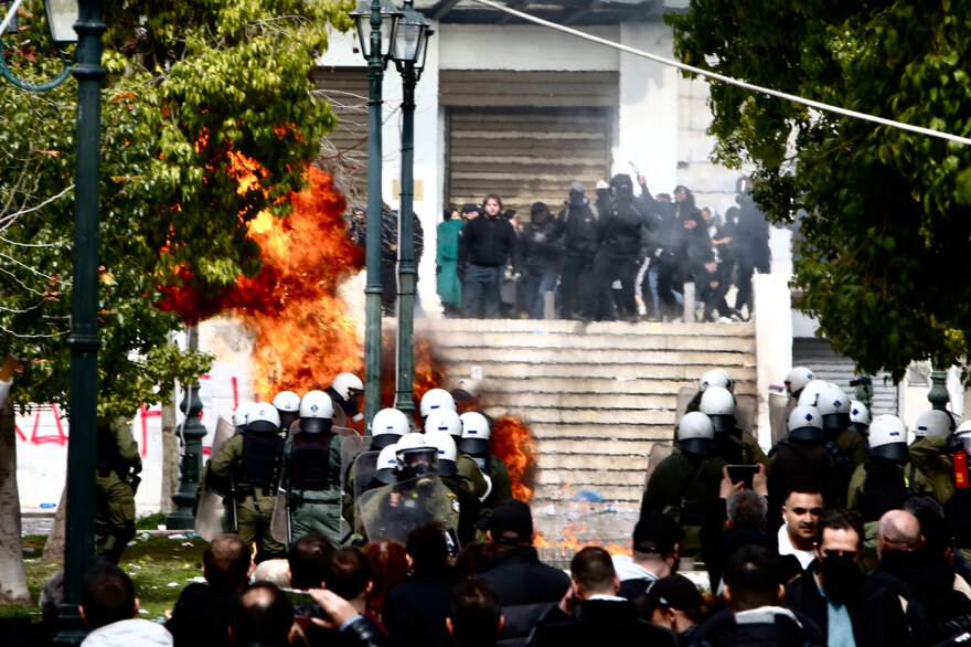 Χιλιάδες τίμησαν τη μνήμη των θυμάτων των Τεμπών, λίγοι προκάλεσαν επεισόδια και καταστροφές 