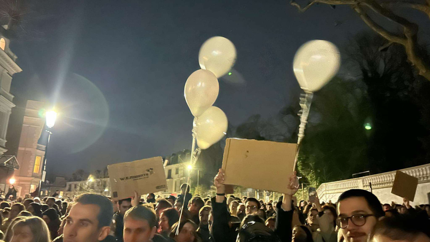 Χιλιάδες τίμησαν τη μνήμη των θυμάτων των Τεμπών, λίγοι προκάλεσαν επεισόδια και καταστροφές 