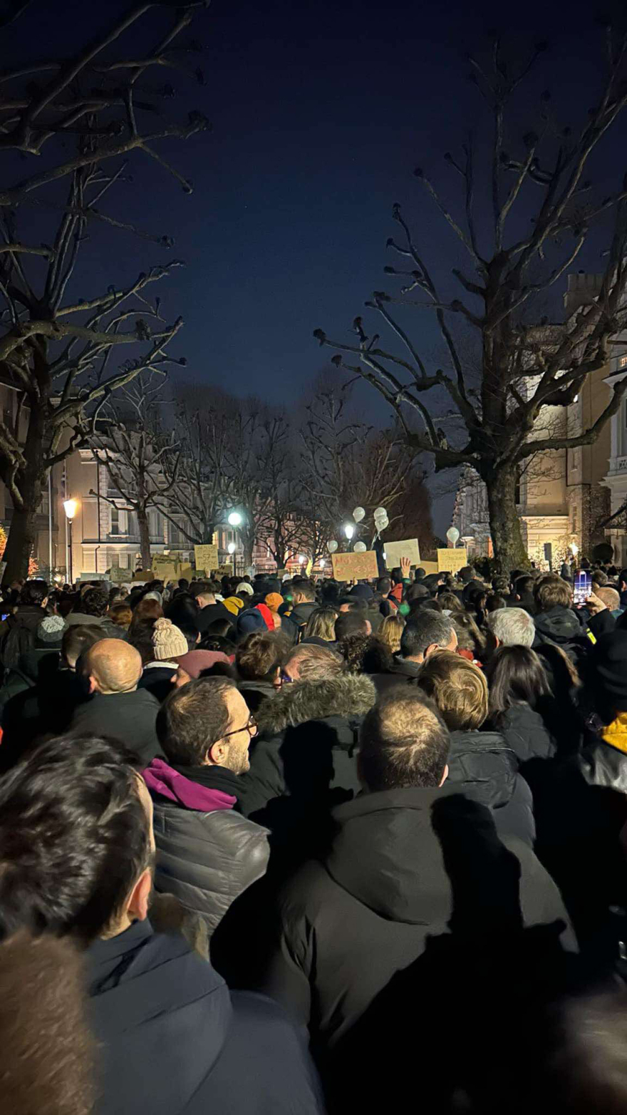 Χιλιάδες τίμησαν τη μνήμη των θυμάτων των Τεμπών, λίγοι προκάλεσαν επεισόδια και καταστροφές 