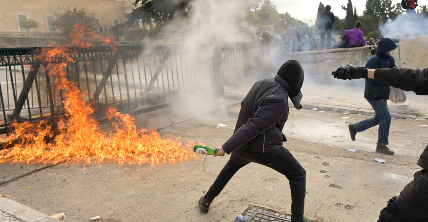 Χιλιάδες τίμησαν τη μνήμη των θυμάτων των Τεμπών, λίγοι προκάλεσαν επεισόδια και καταστροφές 