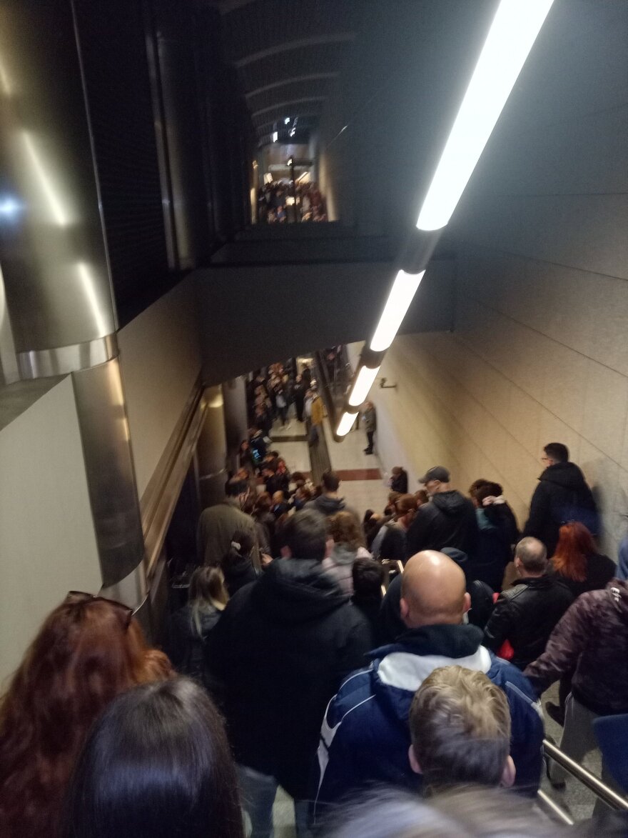 Μεγάλος συνωστισμός σε Μετρό και Ηλεκτρικό από τον κόσμο που κατεβαίνει στο συλλαλητήριο στο Σύνταγμα