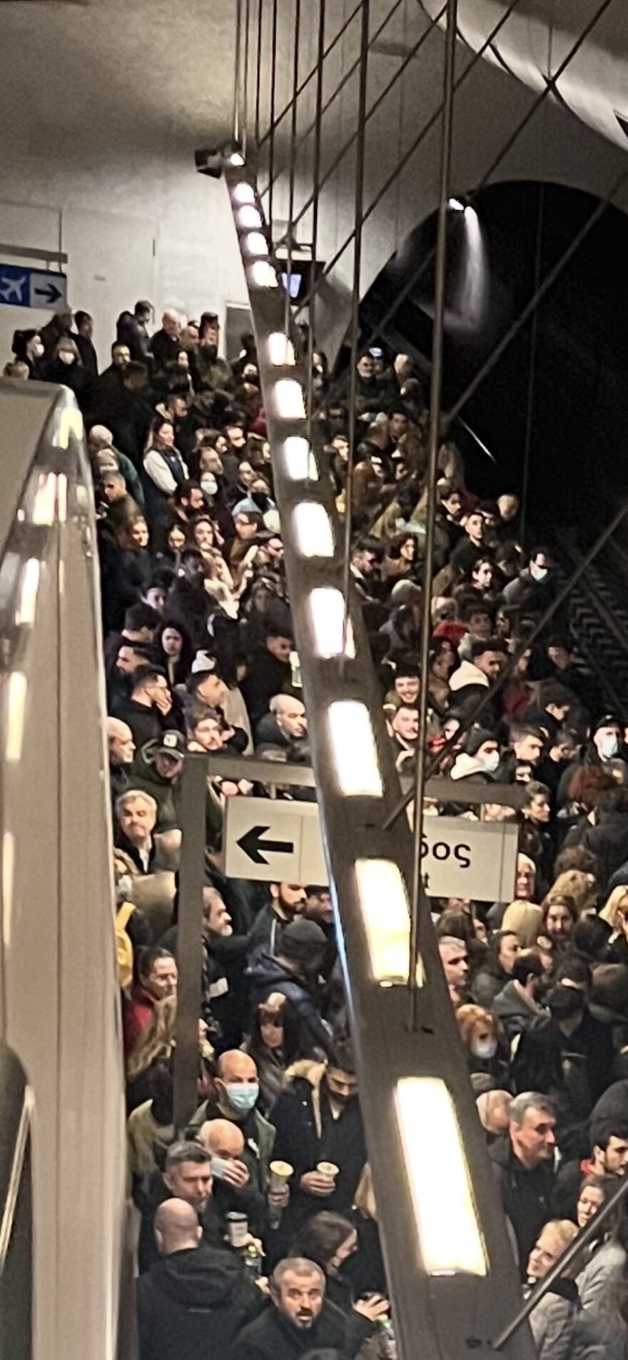 Μεγάλος συνωστισμός σε Μετρό και Ηλεκτρικό από τον κόσμο που κατεβαίνει στο συλλαλητήριο στο Σύνταγμα