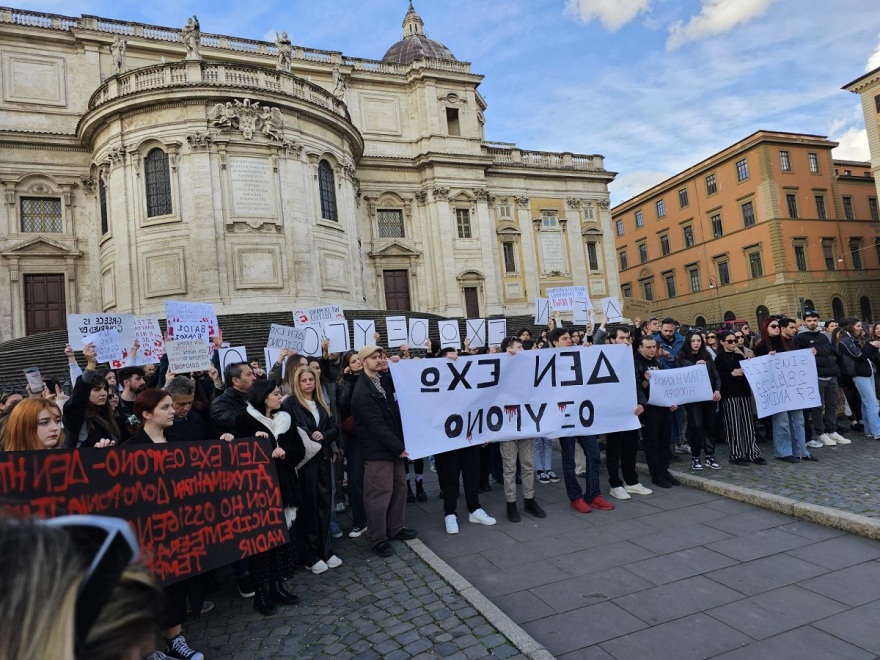 Χιλιάδες τίμησαν τη μνήμη των θυμάτων των Τεμπών, λίγοι προκάλεσαν επεισόδια και καταστροφές 