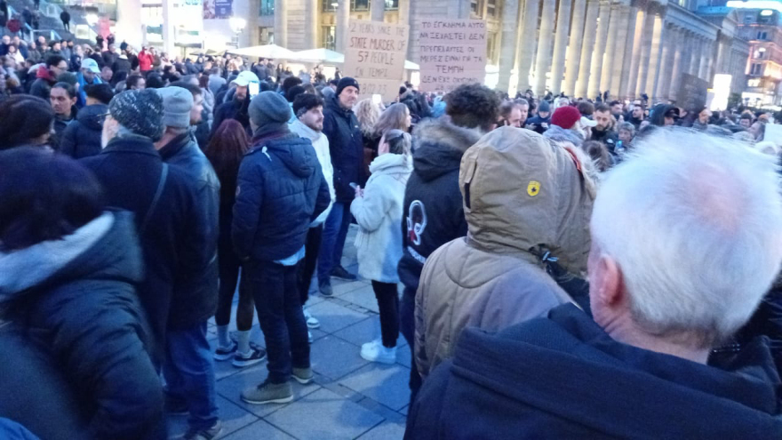 Χιλιάδες τίμησαν τη μνήμη των θυμάτων των Τεμπών, λίγοι προκάλεσαν επεισόδια και καταστροφές 