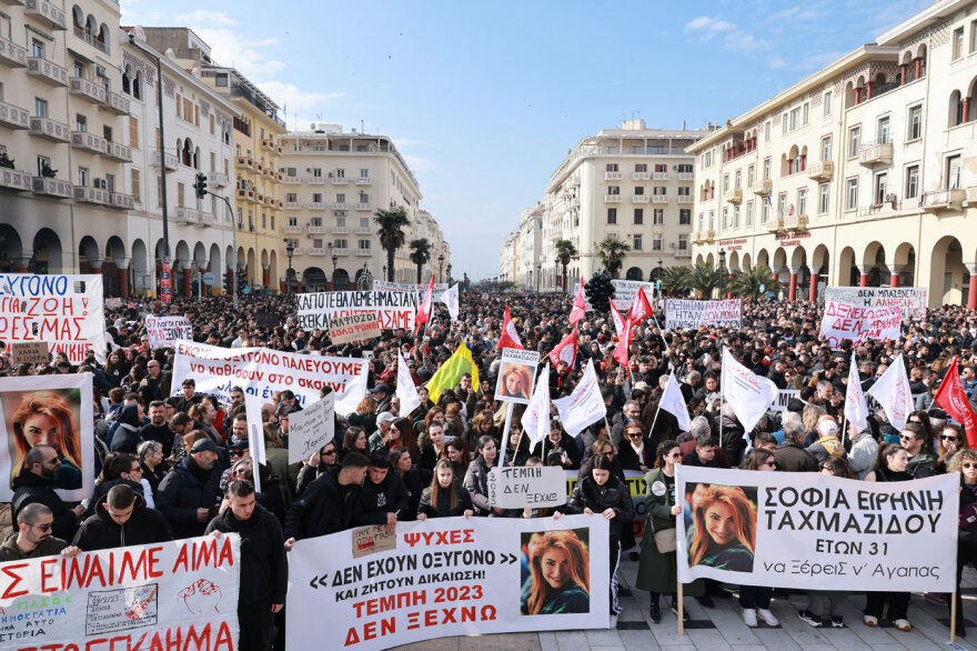 «Βουλιάζει» από κόσμο και η Θεσσαλονίκη - Δείτε εικόνες και βίντεο από τη συγκέντρωση για τα Τέμπη