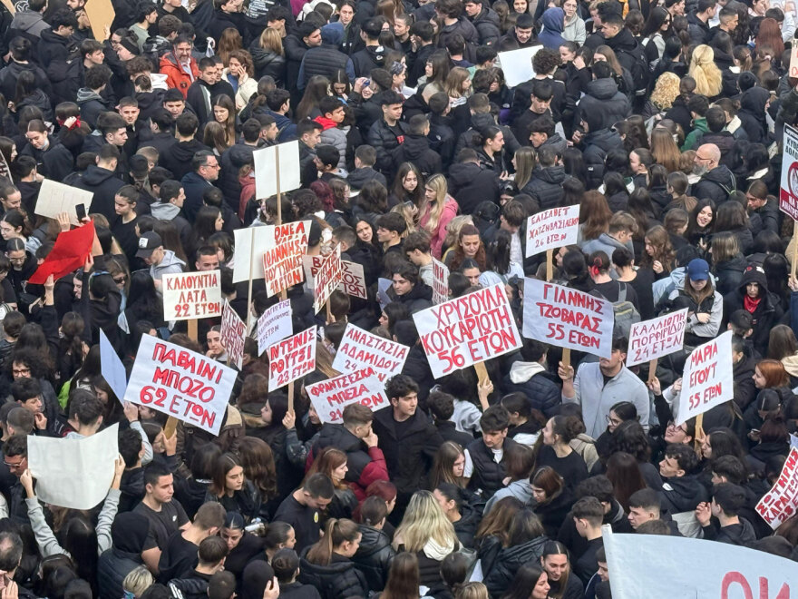 «Βουλιάζει» από κόσμο και η Θεσσαλονίκη - Δείτε εικόνες και βίντεο από τη συγκέντρωση για τα Τέμπη