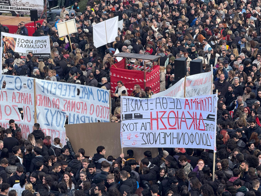 «Βουλιάζει» από κόσμο και η Θεσσαλονίκη - Δείτε εικόνες και βίντεο από τη συγκέντρωση για τα Τέμπη