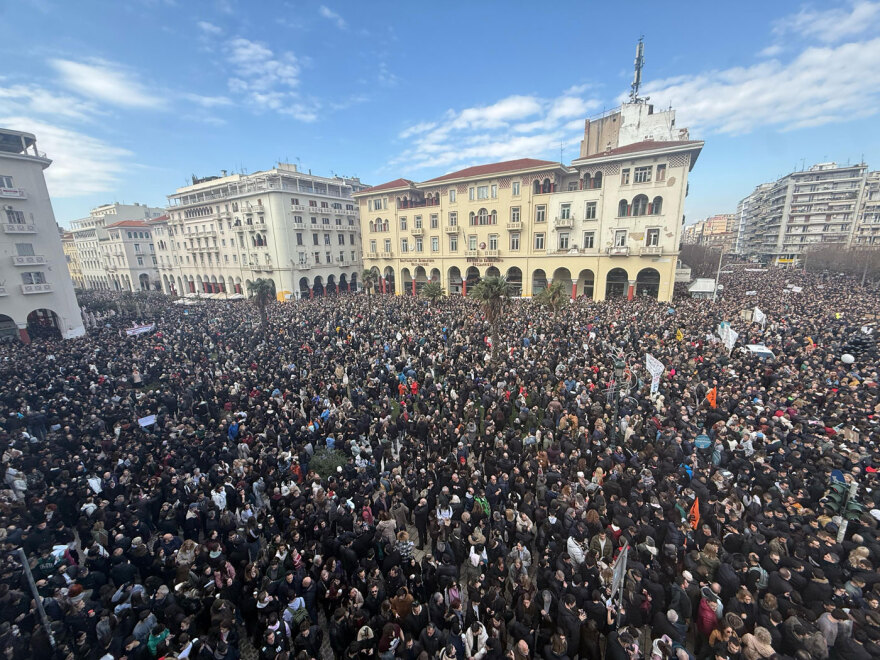 «Βουλιάζει» από κόσμο και η Θεσσαλονίκη - Δείτε εικόνες και βίντεο από τη συγκέντρωση για τα Τέμπη