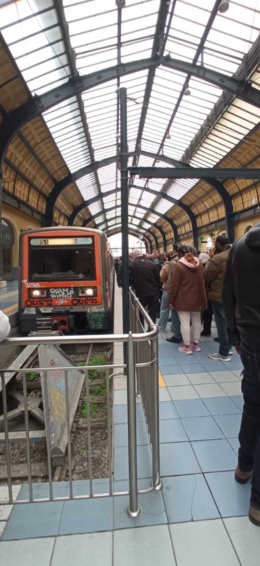 Μεγάλος συνωστισμός σε Μετρό και Ηλεκτρικό από τον κόσμο που κατεβαίνει στο συλλαλητήριο στο Σύνταγμα