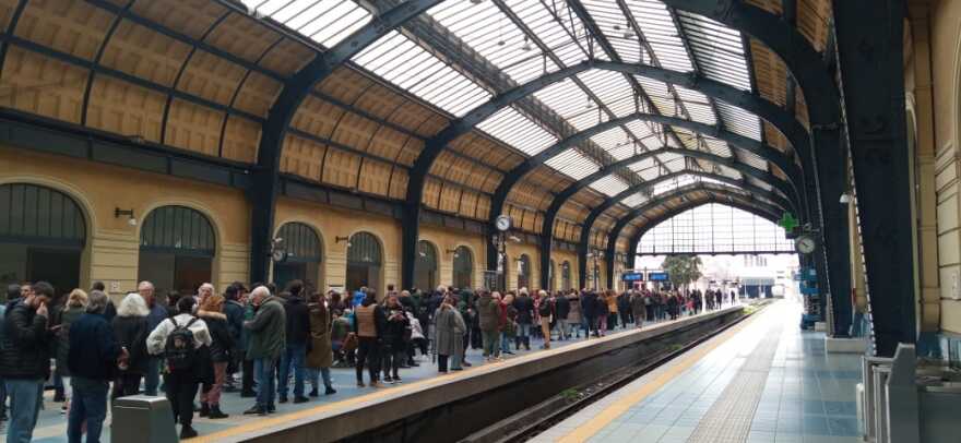 Μεγάλος συνωστισμός σε Μετρό και Ηλεκτρικό από τον κόσμο που κατεβαίνει στο συλλαλητήριο στο Σύνταγμα