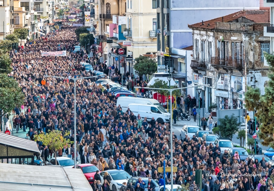 Νέος γύρος επεισοδίων με μολότοφ, φωτιές και χημικά μετά τη μεγάλη συγκέντρωση για τα Τέμπη, ενώ οι διαδηλωτές επιστρέφουν στο Σύνταγμα - Live εικόνα volos