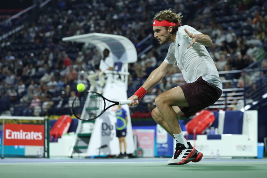 Στέφανος Τσιτσιπάς: Η νέα ρακέτα που τον οδήγησε στον τελικό στο Ντουμπάι και ο λόγος της αλλαγής