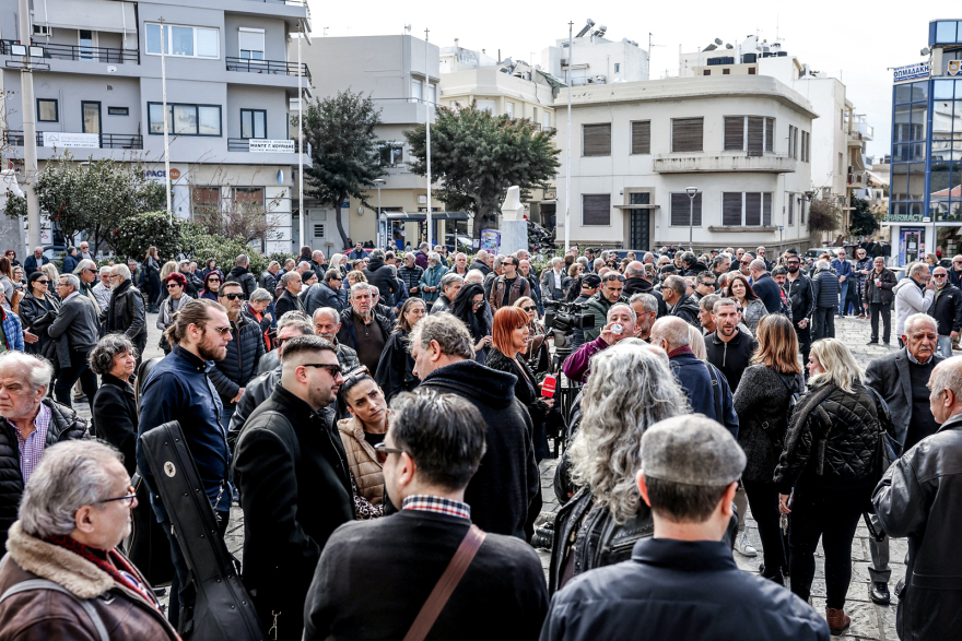 Μανώλης Λιδάκης: Συντετριμμένα τα αδέρφια του στο τελευταίο «αντίο» στον τραγουδιστή - 