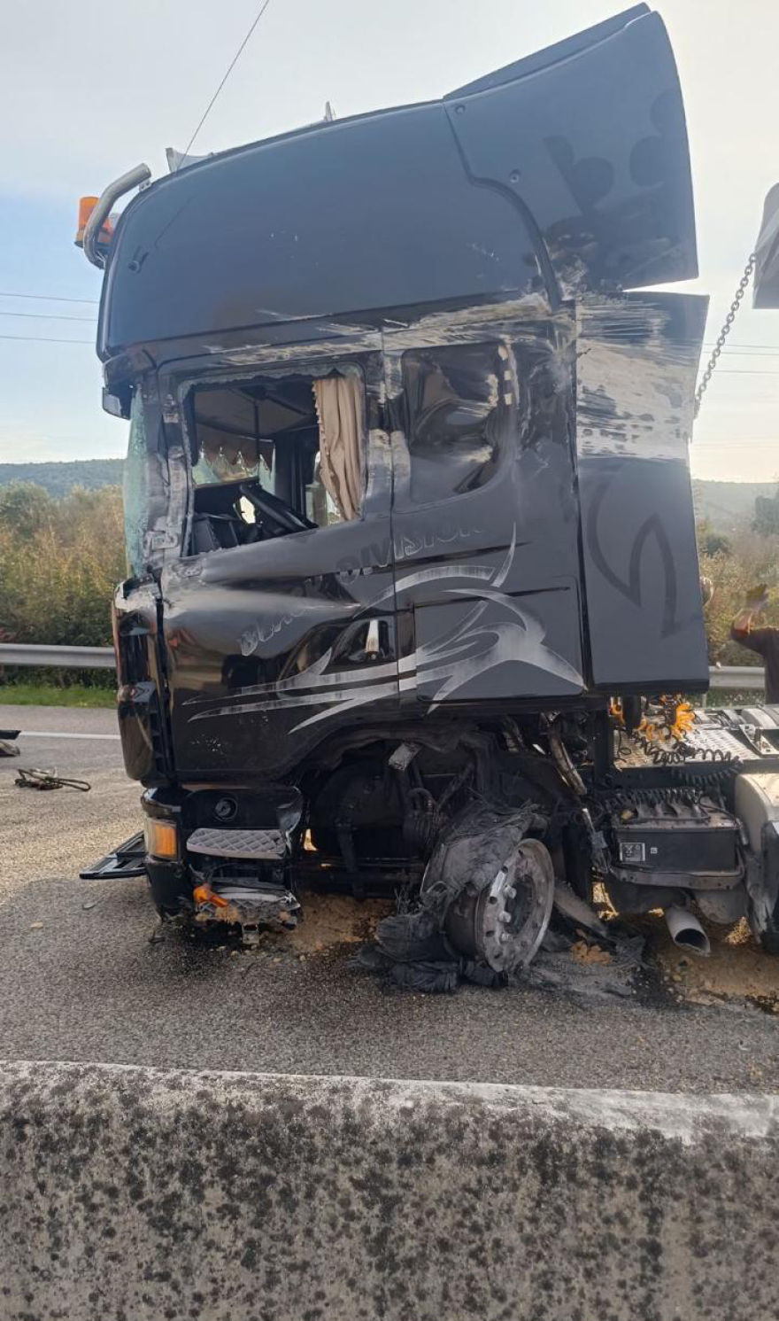 Εκτροπή νταλίκας στην Ιονία Οδό, μετ’ εμποδίων η κίνηση - Δείτε βίντεο και φωτογραφίες